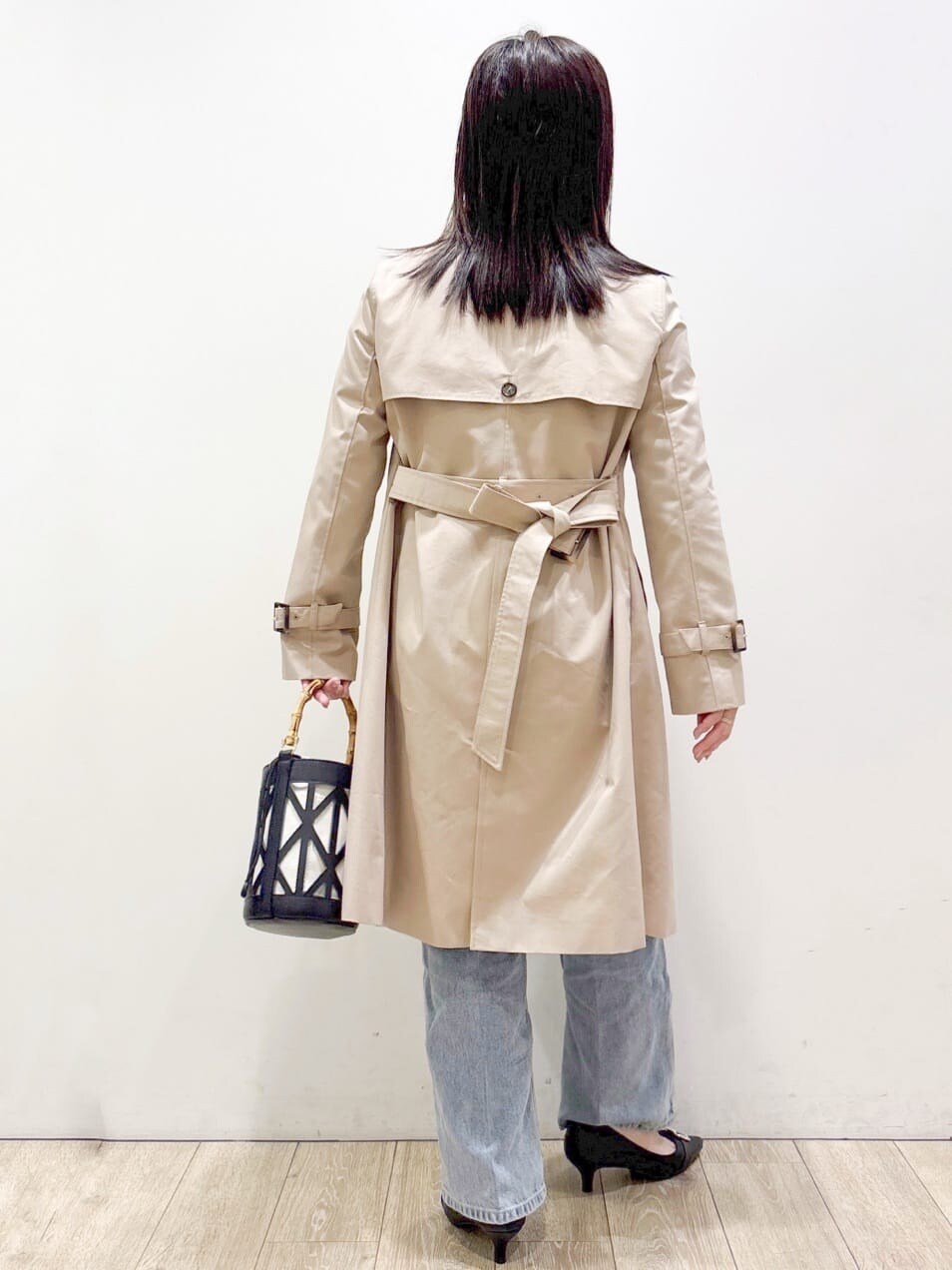 ブルー系のその他パンツ、ベージュ系のトレンチコート、グレー系のスラックスを着用したレディースの春コーディネートの3枚目の写真