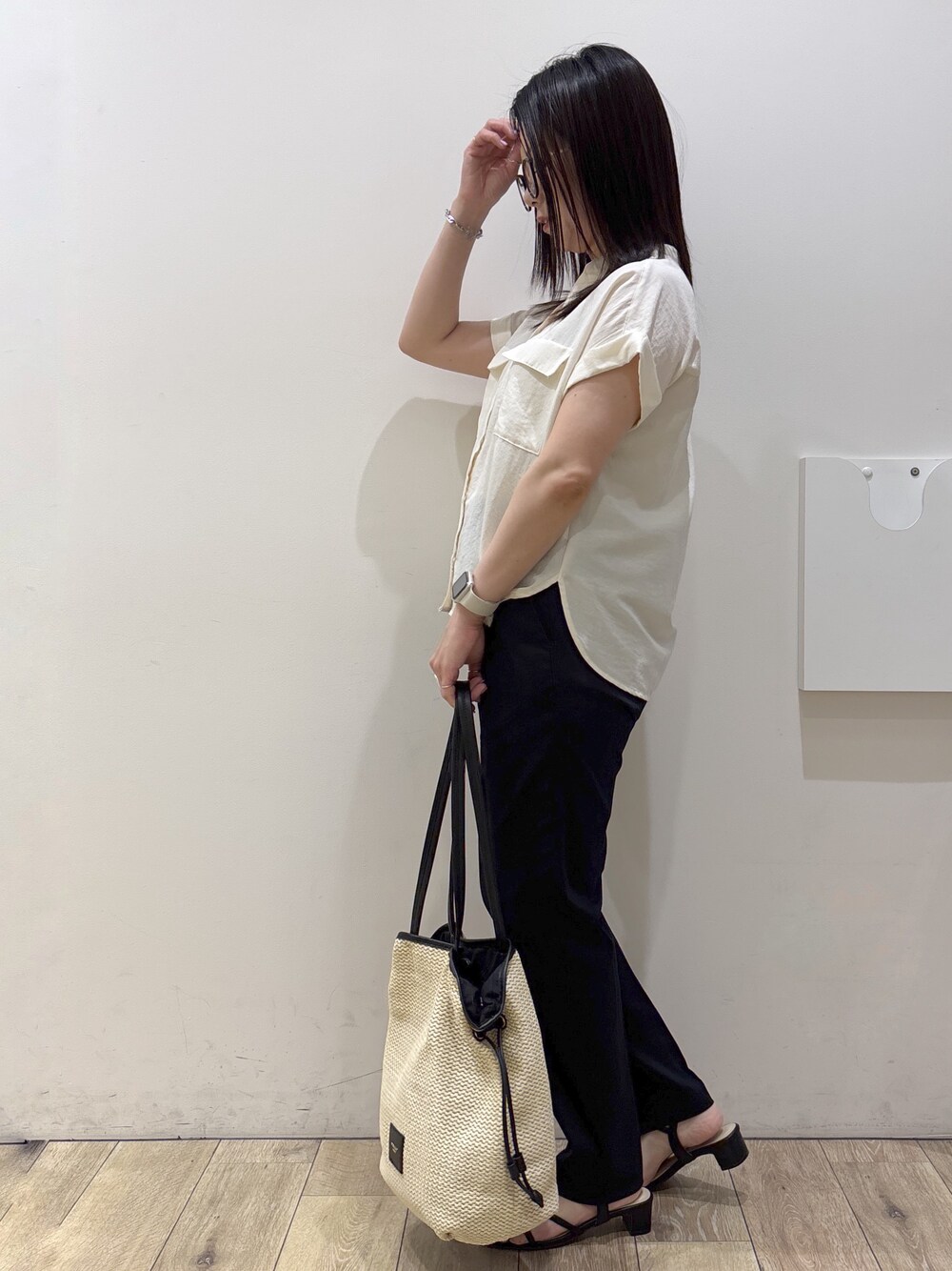 ホワイト系のシャツ/ブラウス、ブルー系のその他パンツ、ホワイト系のトートバッグを着用したレディースの夏コーディネートの6枚目の写真
