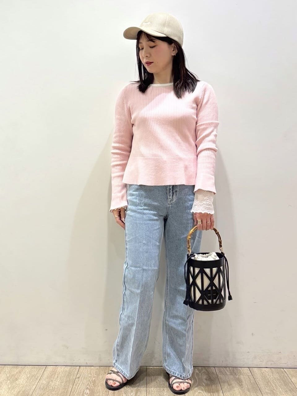 ブルー系のその他パンツ、グレー系のテーラードジャケット、ホワイト系のTシャツ/カットソーを着用したレディースの春コーディネートの5枚目の写真