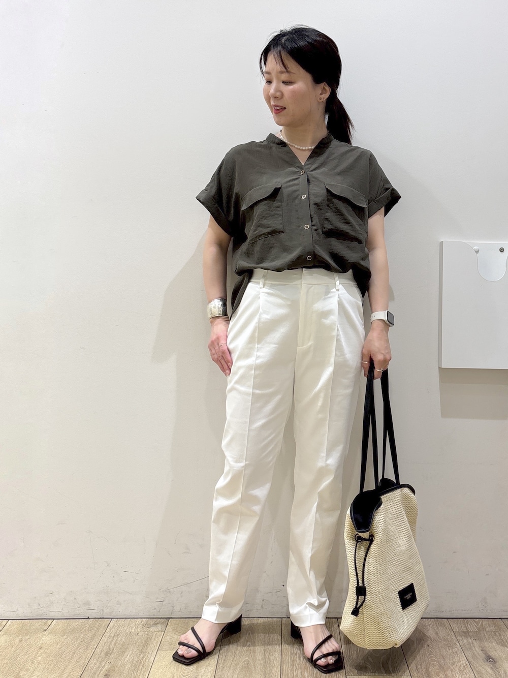 ブラウン系のサンダル、ホワイト系のその他パンツ、ホワイト系のトートバッグを着用したレディースの春コーディネートの8枚目の写真