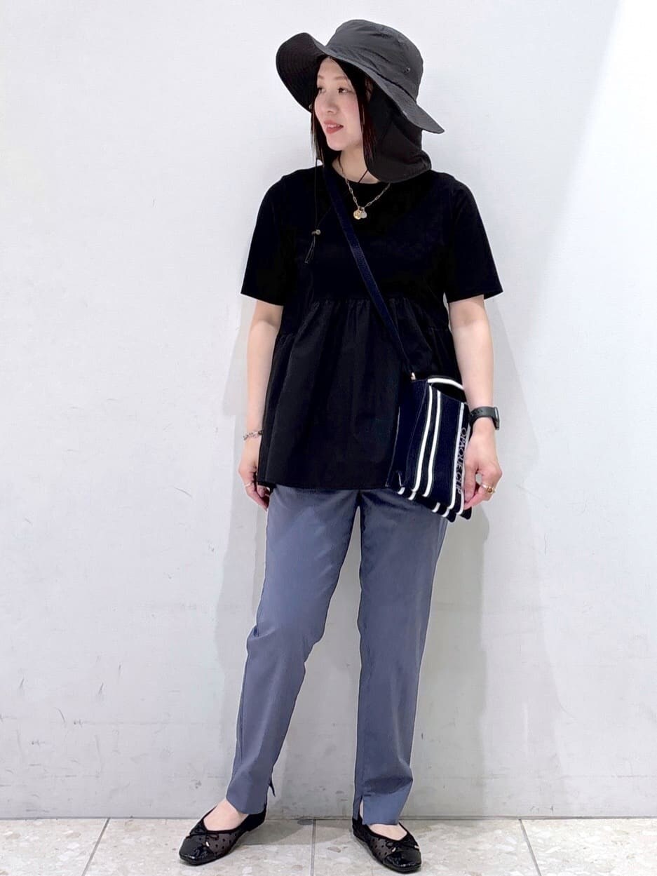 ブラック系のTシャツ/カットソー、ブルー系のその他パンツ、ブルー系のショルダーバッグを着用したレディースの夏コーディネートの6枚目の写真