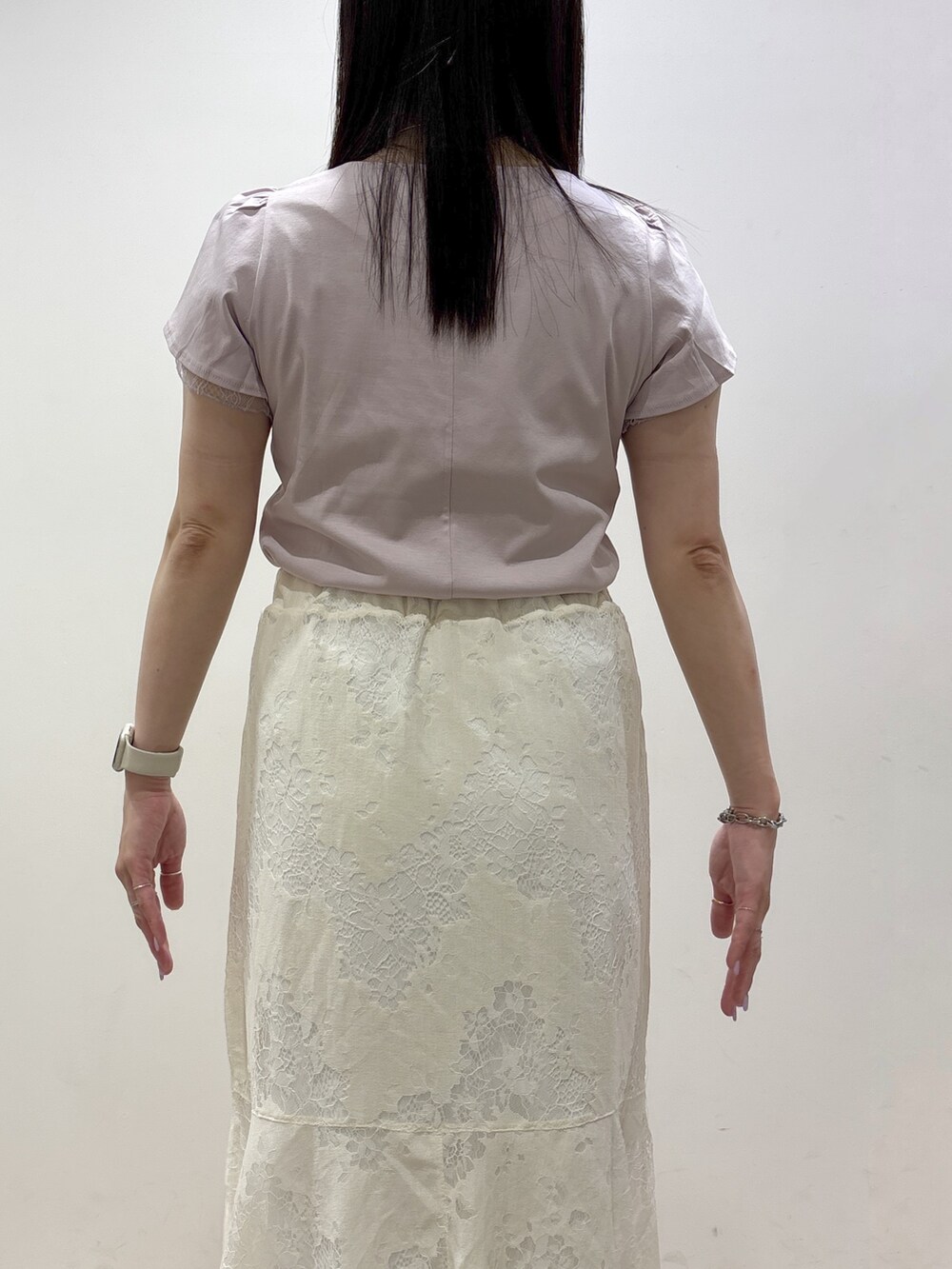 ピンク系のTシャツ/カットソー、ホワイト系のスカート、ホワイト系のトートバッグを着用したレディースの夏コーディネートの8枚目の写真