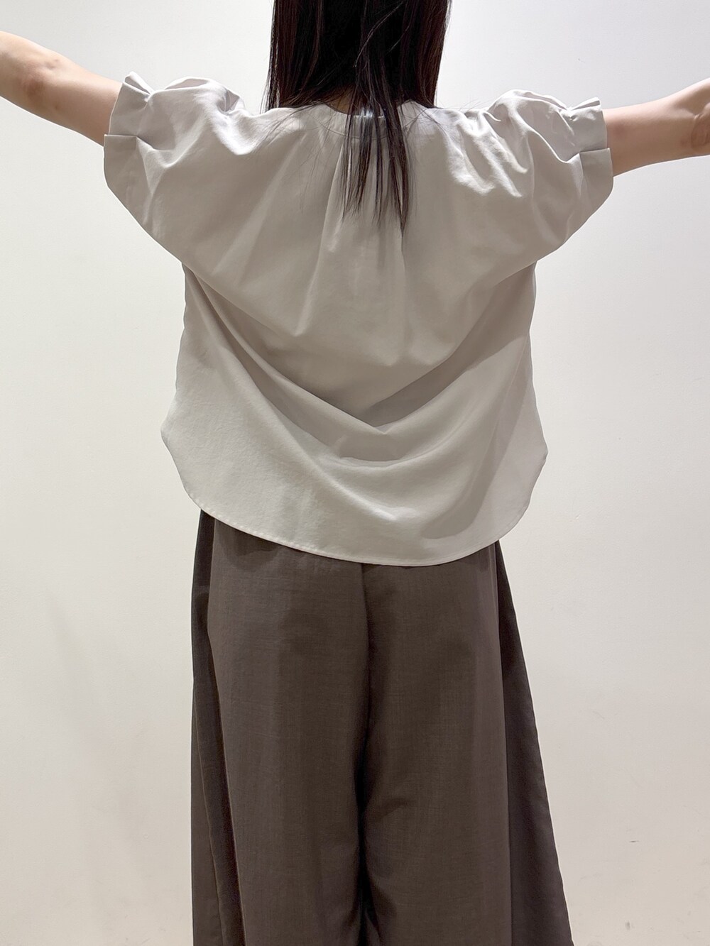 ベージュ系のシャツ/ブラウス、ブラウン系のその他パンツ、グレー系のトートバッグを着用したレディースの夏コーディネートの8枚目の写真