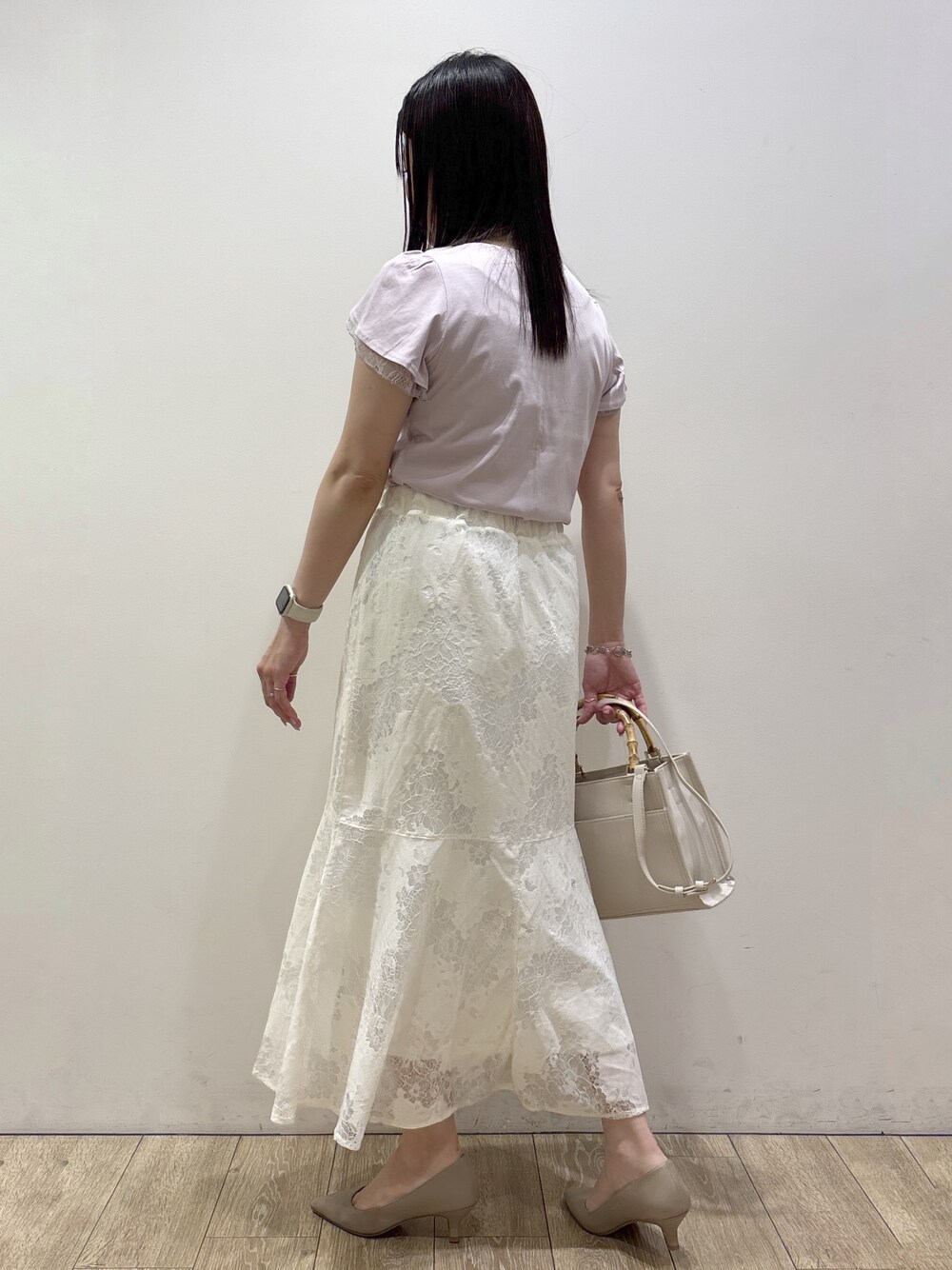 ピンク系のTシャツ/カットソー、ホワイト系のスカート、ホワイト系のトートバッグを着用したレディースの夏コーディネートの4枚目の写真