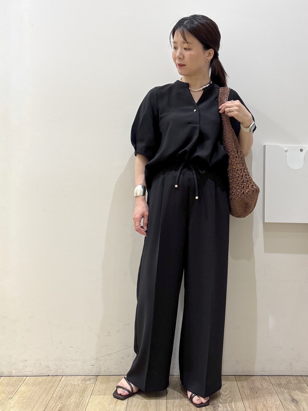 その他のショルダーバッグ、ブラック系のシャツ/ブラウス、ブラック系のその他パンツを着用したレディースの春コーディネートの5枚目の写真