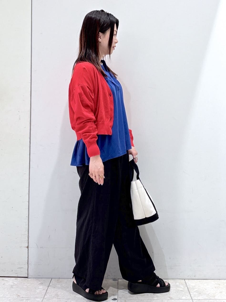レッド系のカーディガン/ボレロ、ブルー系のTシャツ/カットソー、ホワイト系のタンクトップを着用したレディースの夏コーディネートの2枚目の写真