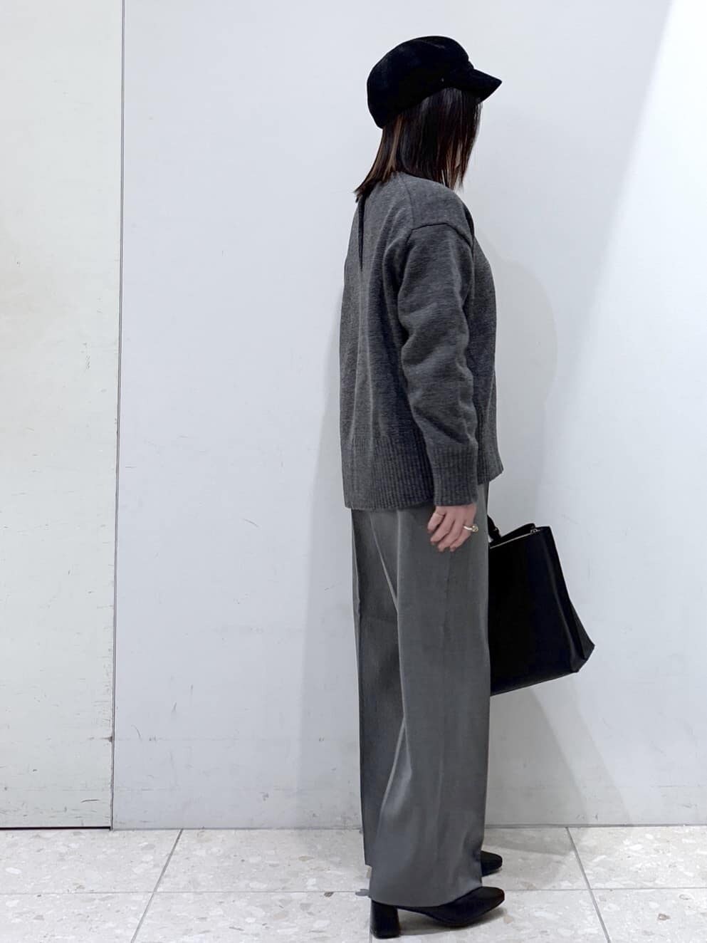 ベージュ系のピーコート、グレー系のニット/セーター、ホワイト系のTシャツ/カットソーを着用したレディースの冬コーディネートの6枚目の写真