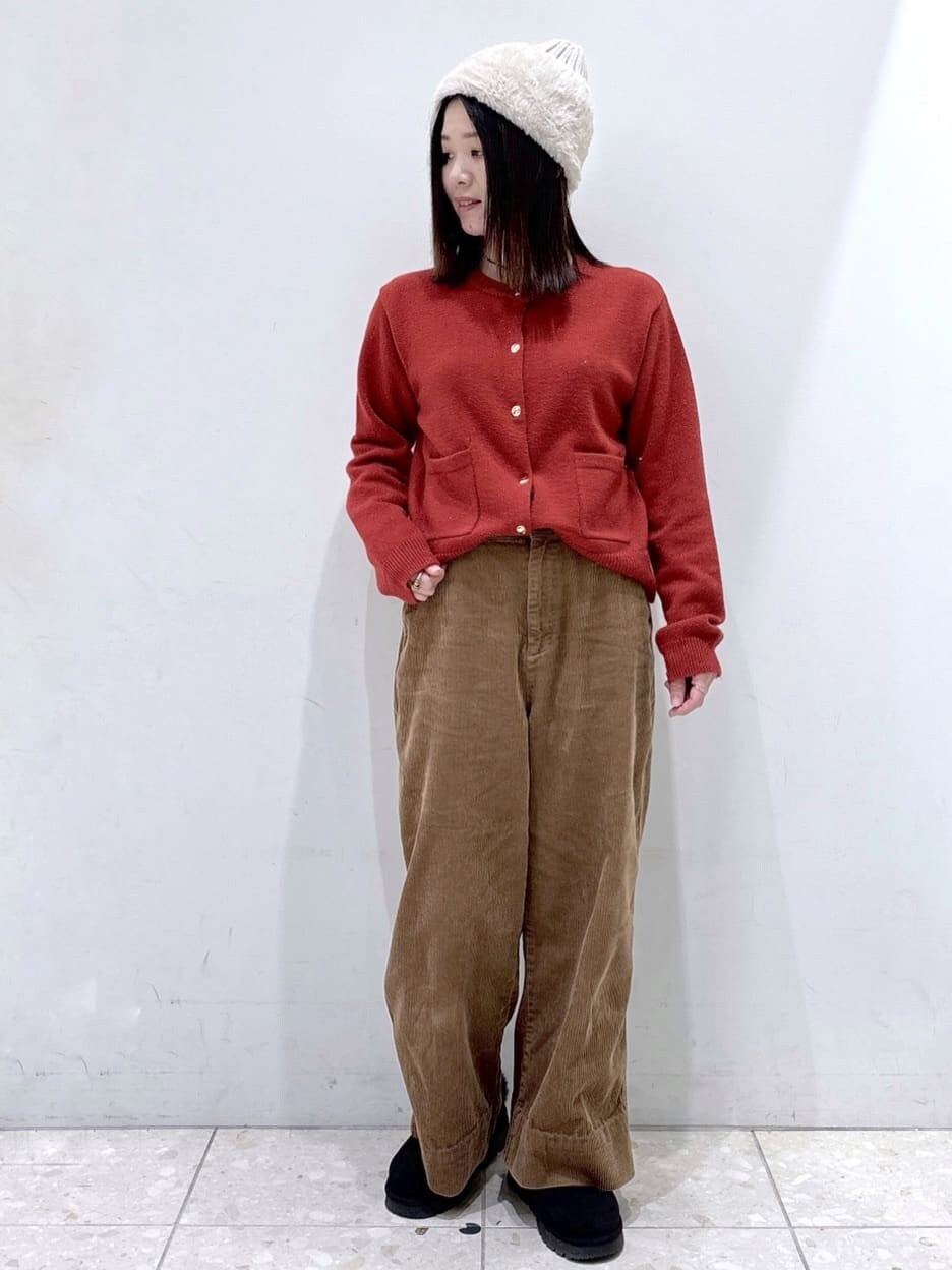 ベージュ系のピーコート、レッド系のカーディガン/ボレロ、イエロー系のその他パンツを着用したレディースの冬コーディネートの6枚目の写真
