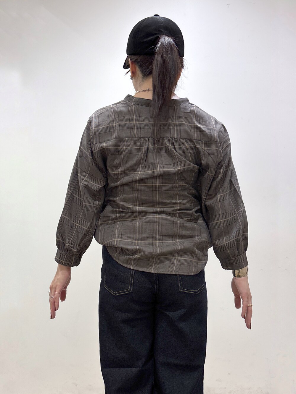 グレー系のシャツ/ブラウス、ブルー系のデニムパンツ、ブラック系のトートバッグを着用したレディースの秋コーディネートの7枚目の写真