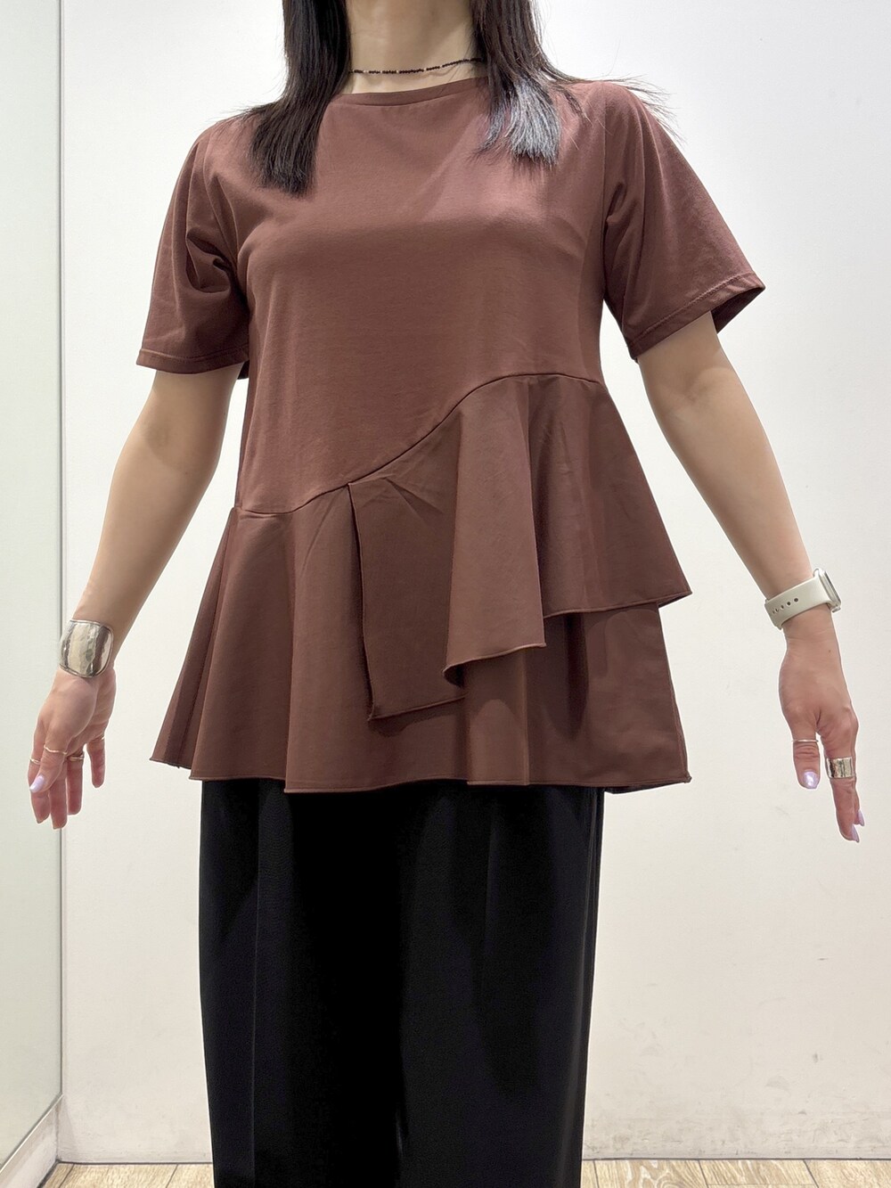 ブラウン系のTシャツ/カットソー、ブラック系のその他パンツ、ブラック系のトートバッグを着用したレディースの夏コーディネートの6枚目の写真