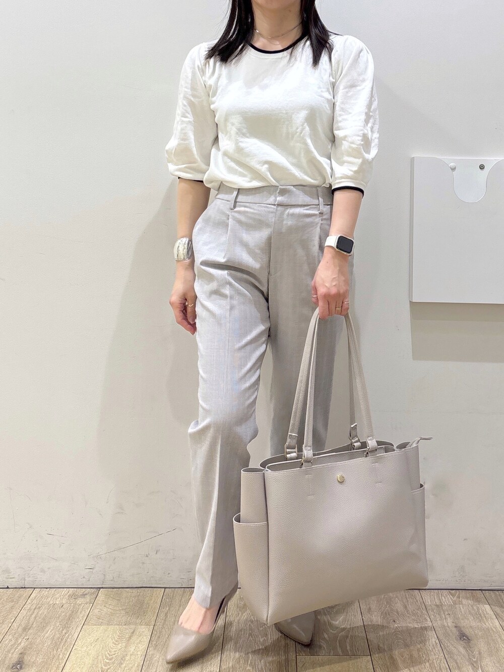 ベージュ系のパンプス、グレー系のカーディガン/ボレロ、ベージュ系のトートバッグを着用したレディースの春コーディネートの6枚目の写真