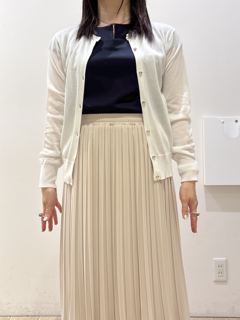 ベージュ系のワンピース、ベージュ系のスカート、ベージュ系のトートバッグを着用したレディースの春コーディネートの5枚目の写真