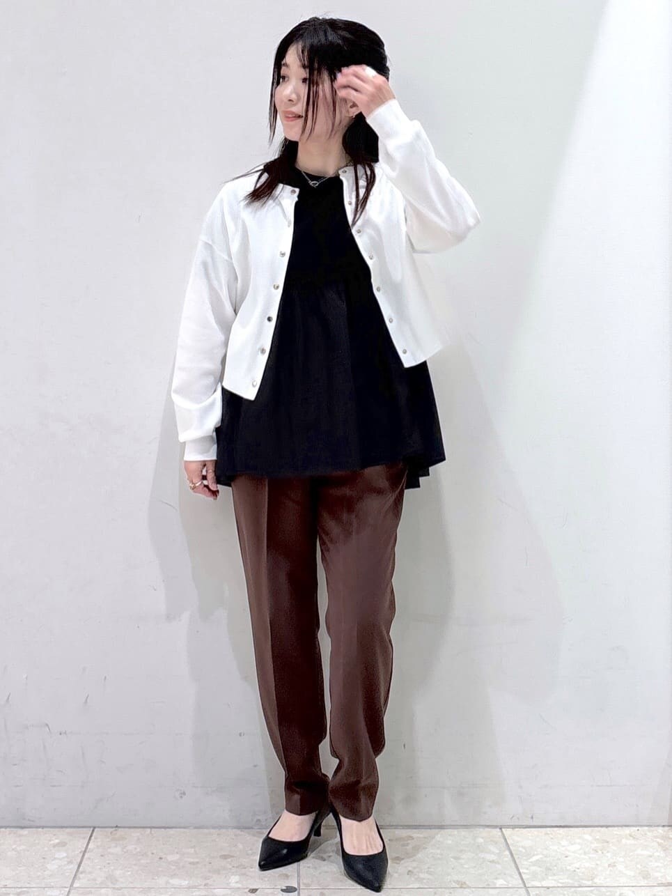 ブラック系のTシャツ/カットソー、ブラウン系のその他パンツ、ブラック系のショルダーバッグを着用したレディースの春コーディネートの6枚目の写真