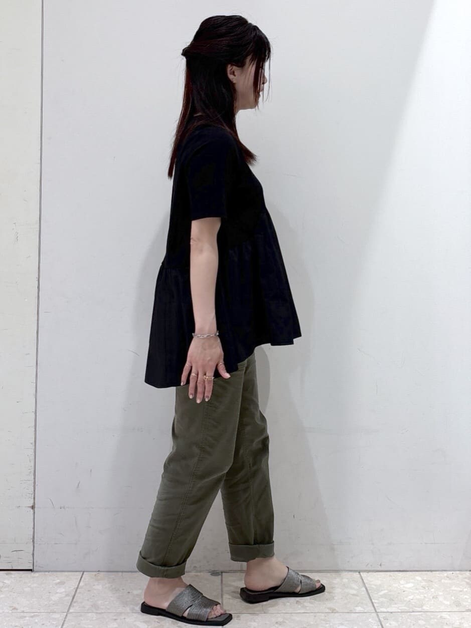 ブラック系のTシャツ/カットソー、グリーン系のその他パンツ、シルバー系のサンダルを着用したレディースの春コーディネートの2枚目の写真