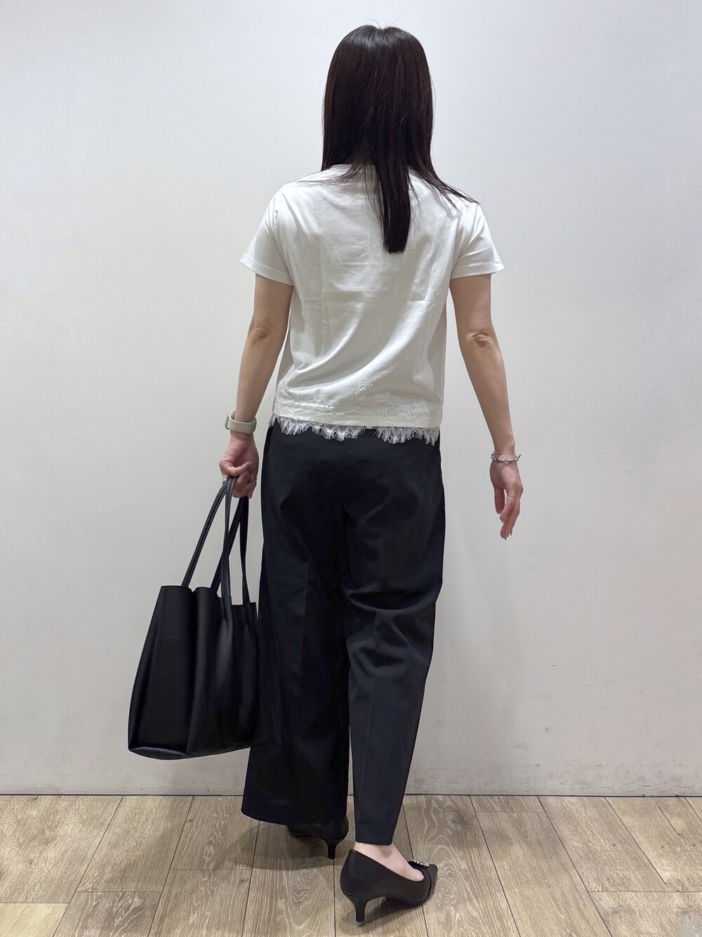 ホワイト系のTシャツ/カットソー、ブラック系のその他パンツ、ブラック系のトートバッグを着用したレディースの夏コーディネートの6枚目の写真