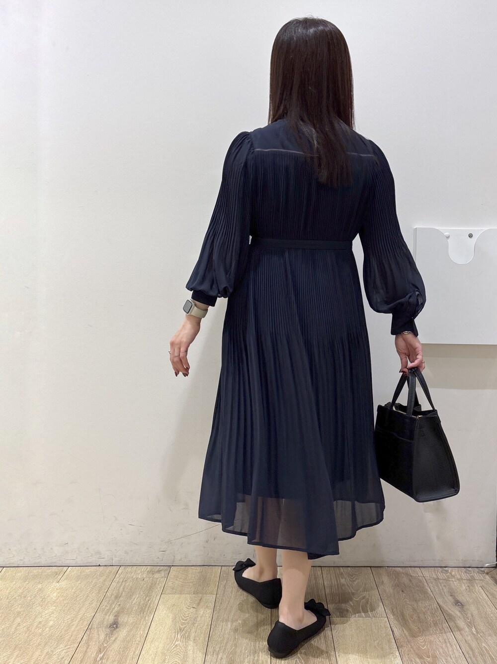 ブルー系のワンピース、ブラック系のトートバッグ、ブラック系のその他シューズを着用したレディースの秋コーディネートの3枚目の写真