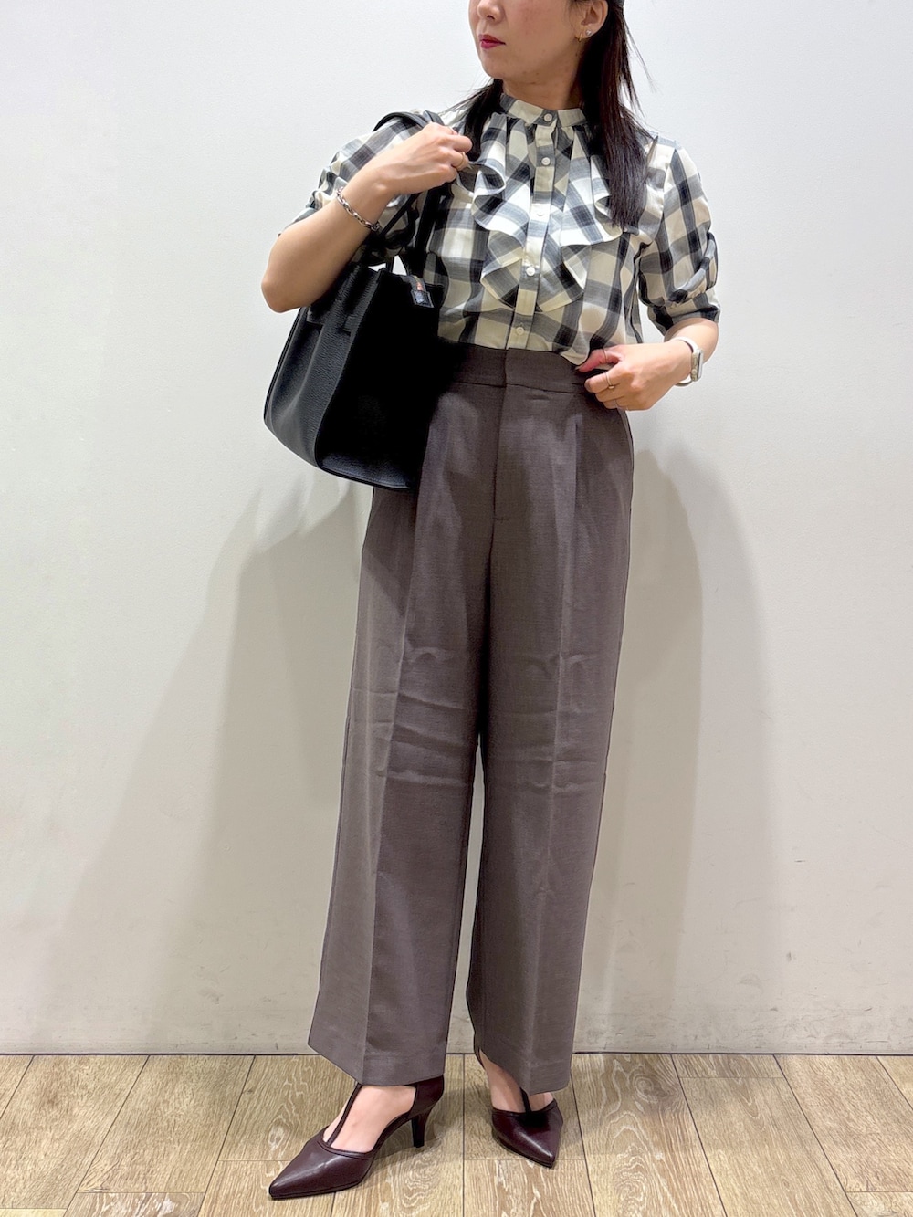 ホワイト系のシャツ/ブラウス、ブラウン系のその他パンツ、ブラック系のトートバッグを着用したレディースの夏コーディネートの5枚目の写真