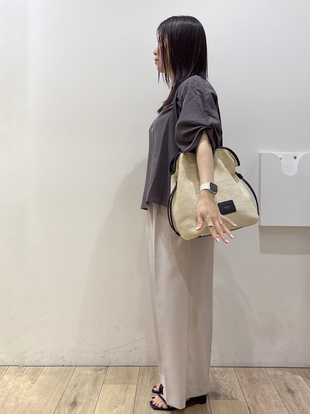 ブラウン系のシャツ/ブラウス、ベージュ系のその他パンツ、ホワイト系のトートバッグを着用したレディースの夏コーディネートの2枚目の写真