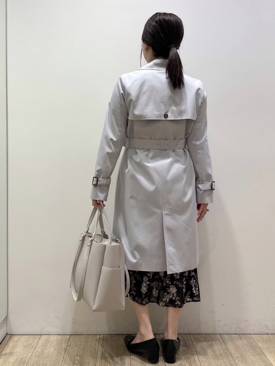ブルー系のトレンチコート、ブラック系のパンプス、グレー系のカーディガン/ボレロを着用したレディースの冬コーディネートの3枚目の写真