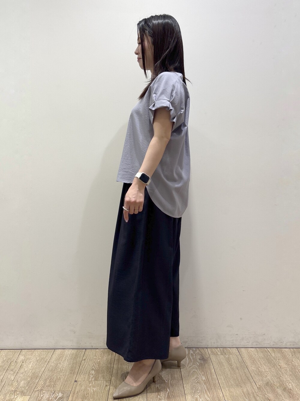 ブルー系のシャツ/ブラウス、ブルー系のその他パンツ、ブラック系のトートバッグを着用したレディースの夏コーディネートの9枚目の写真