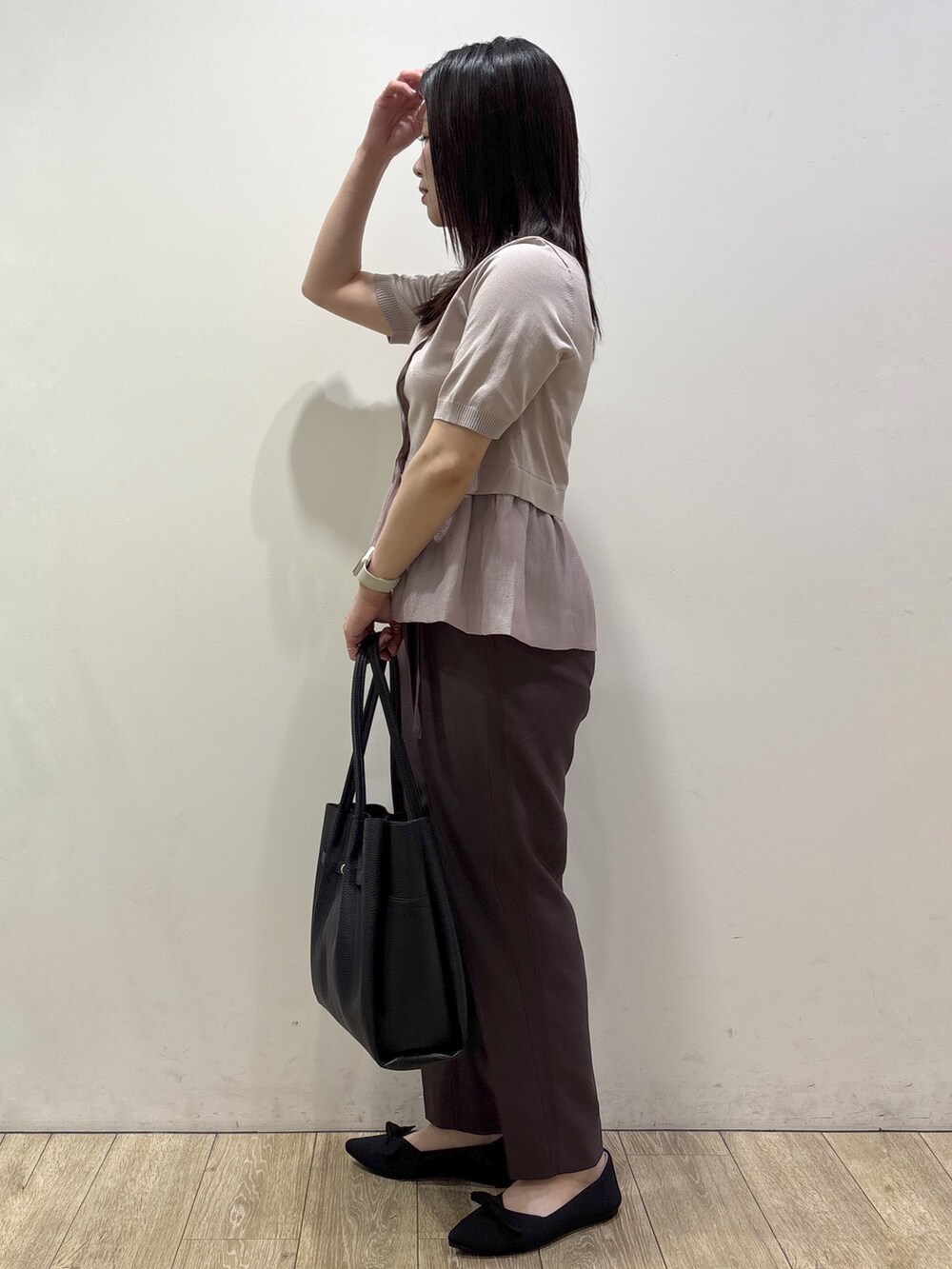 ベージュ系のカーディガン/ボレロ、ブラウン系のその他パンツ、ブラック系のトートバッグを着用したレディースの夏コーディネートの4枚目の写真
