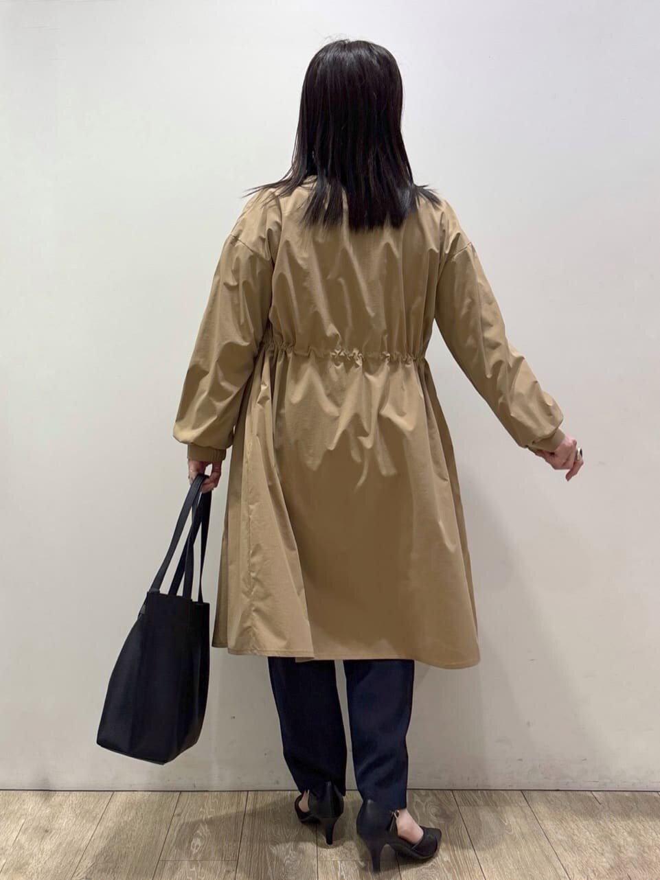 ブルー系のノーカラージャケット、ホワイト系のニット/セーター、ブルー系のその他パンツを着用したレディースの春コーディネートの4枚目の写真