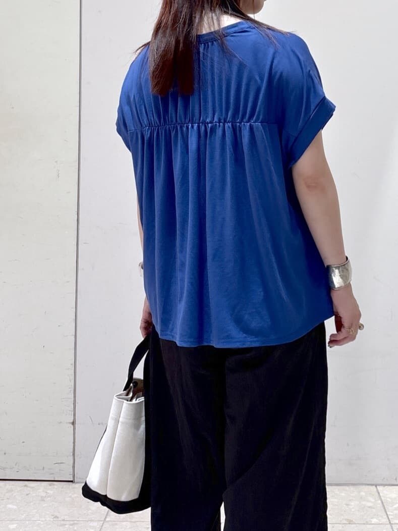 ブルー系のTシャツ/カットソー、ホワイト系のタンクトップ、ブラック系のその他パンツを着用したレディースの夏コーディネートの6枚目の写真