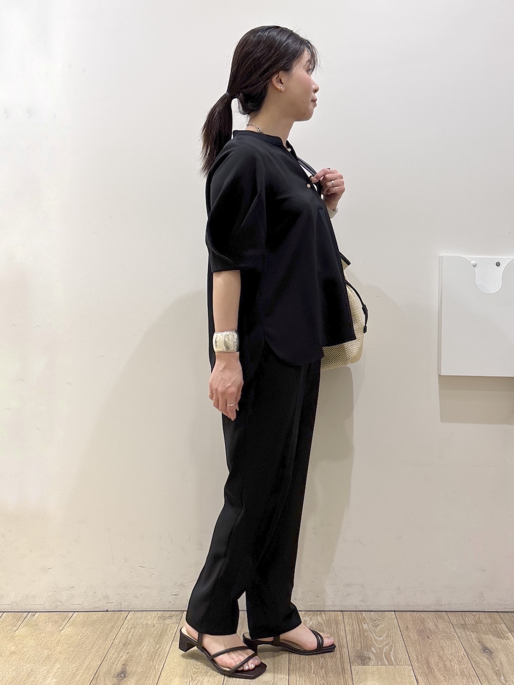 ブラック系のシャツ/ブラウス、ブラック系のその他パンツ、ブラウン系のサンダルを着用したレディースの春コーディネートの4枚目の写真