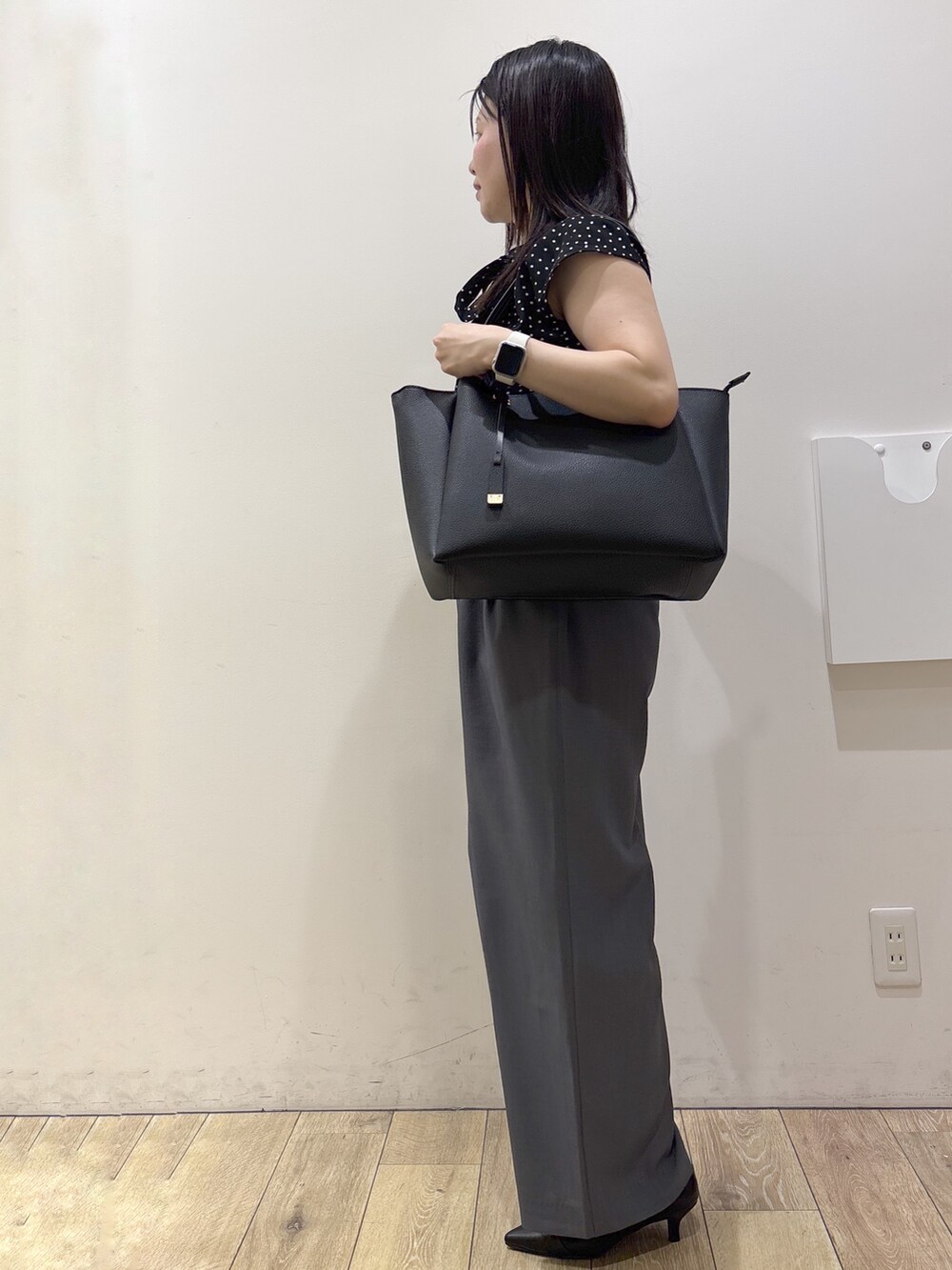 ブラック系のシャツ/ブラウス、グレー系のその他パンツ、ブラック系のトートバッグを着用したレディースの夏コーディネートの6枚目の写真