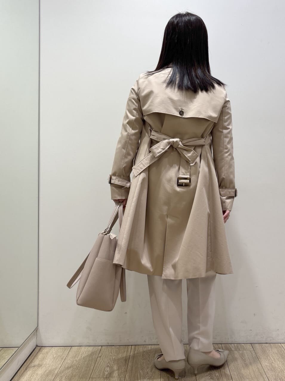 ベージュ系のトレンチコート、ベージュ系のノーカラージャケット、ブルー系のニット/セーターを着用したレディースの春コーディネートの3枚目の写真
