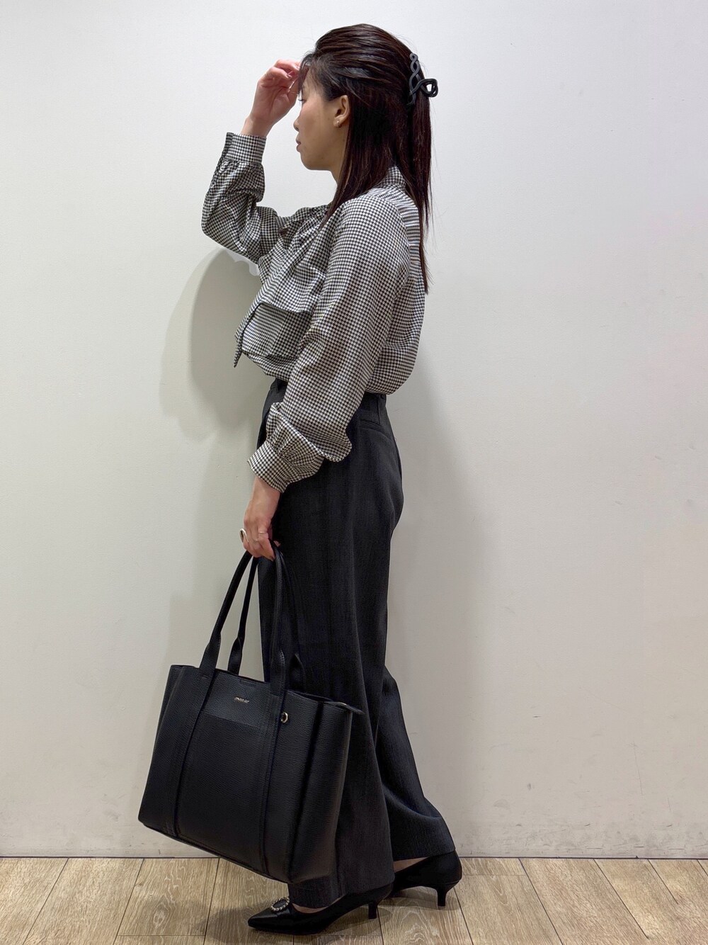 ブラック系のシャツ/ブラウス、グレー系のその他パンツ、ブラック系のトートバッグを着用したレディースの秋コーディネートの4枚目の写真