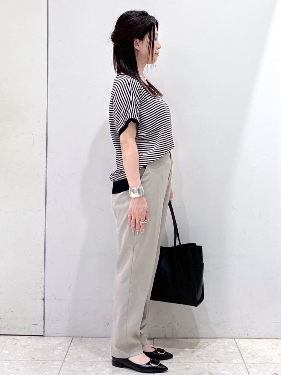 ブラック系のニット/セーター、ブラウン系のその他パンツ、ブラック系のトートバッグを着用したレディースの夏コーディネートの2枚目の写真