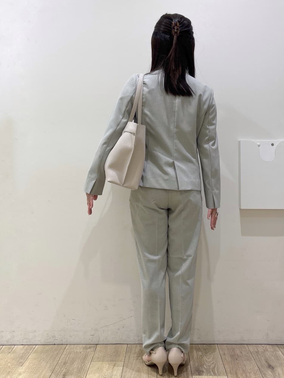 グレー系のその他パンツ、グレー系のノーカラージャケット、ベージュ系のパンプスを着用したレディースの春コーディネートの3枚目の写真