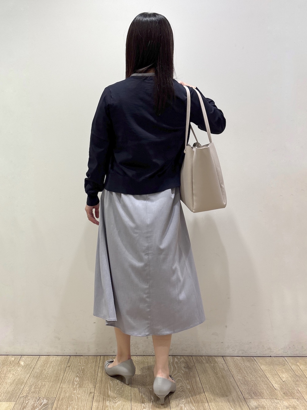 ブルー系のカーディガン/ボレロ、グレー系のワンピース、グレー系のトートバッグを着用したレディースの夏コーディネートの4枚目の写真