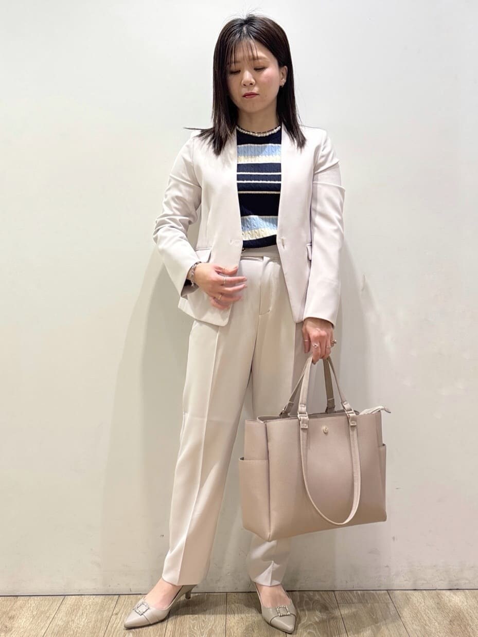 ベージュ系のトレンチコート、ベージュ系のノーカラージャケット、ブルー系のニット/セーターを着用したレディースの春コーディネートの5枚目の写真