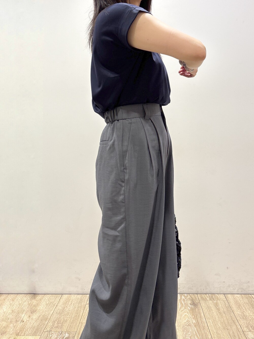 ブルー系のTシャツ/カットソー、グレー系のその他パンツ、ブラック系のハンドバッグを着用したレディースの夏コーディネートの7枚目の写真