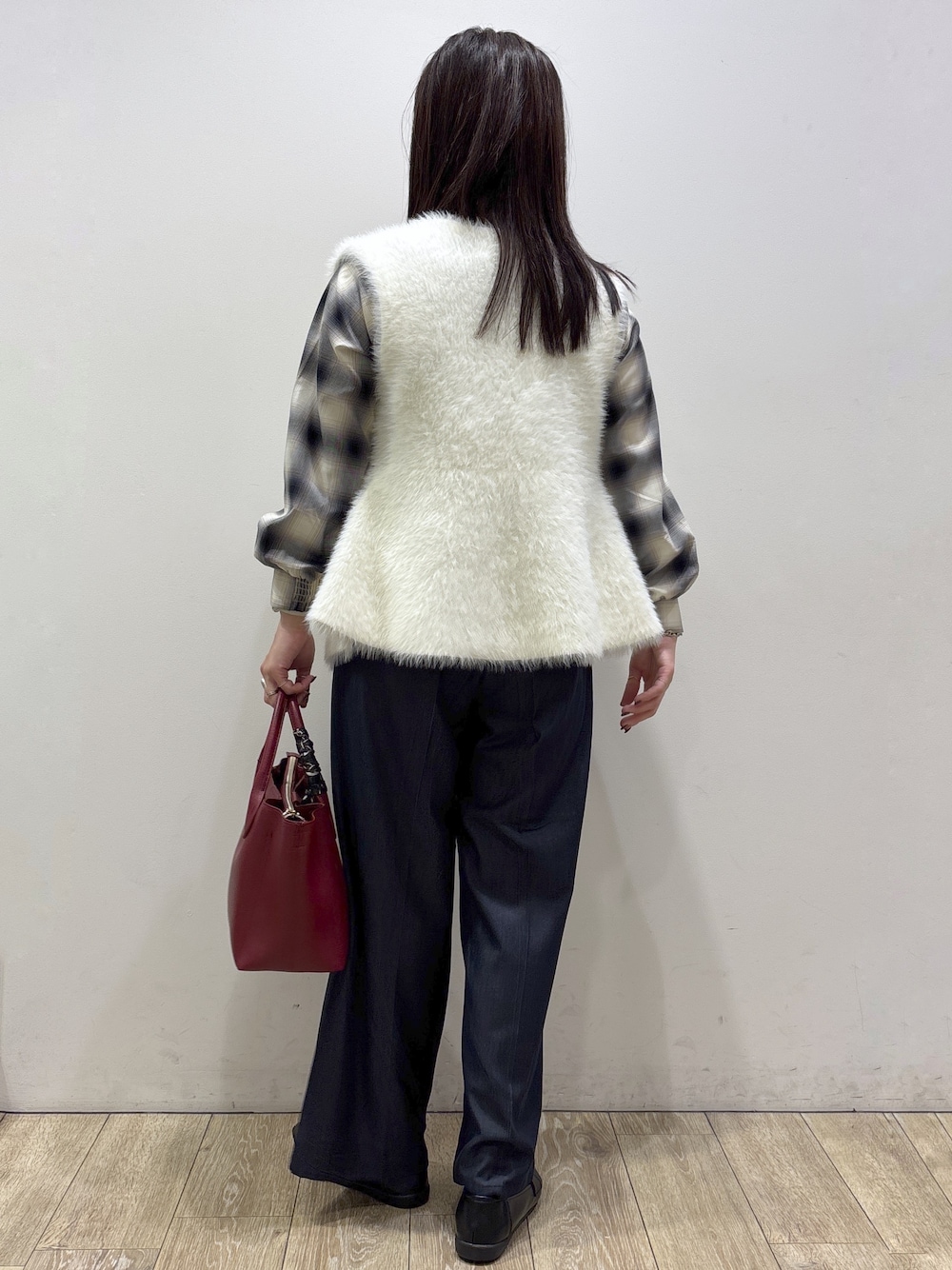 ブルー系のシャツ/ブラウス、ブルー系のその他パンツ、レッド系のトートバッグを着用したレディースの秋コーディネートの3枚目の写真