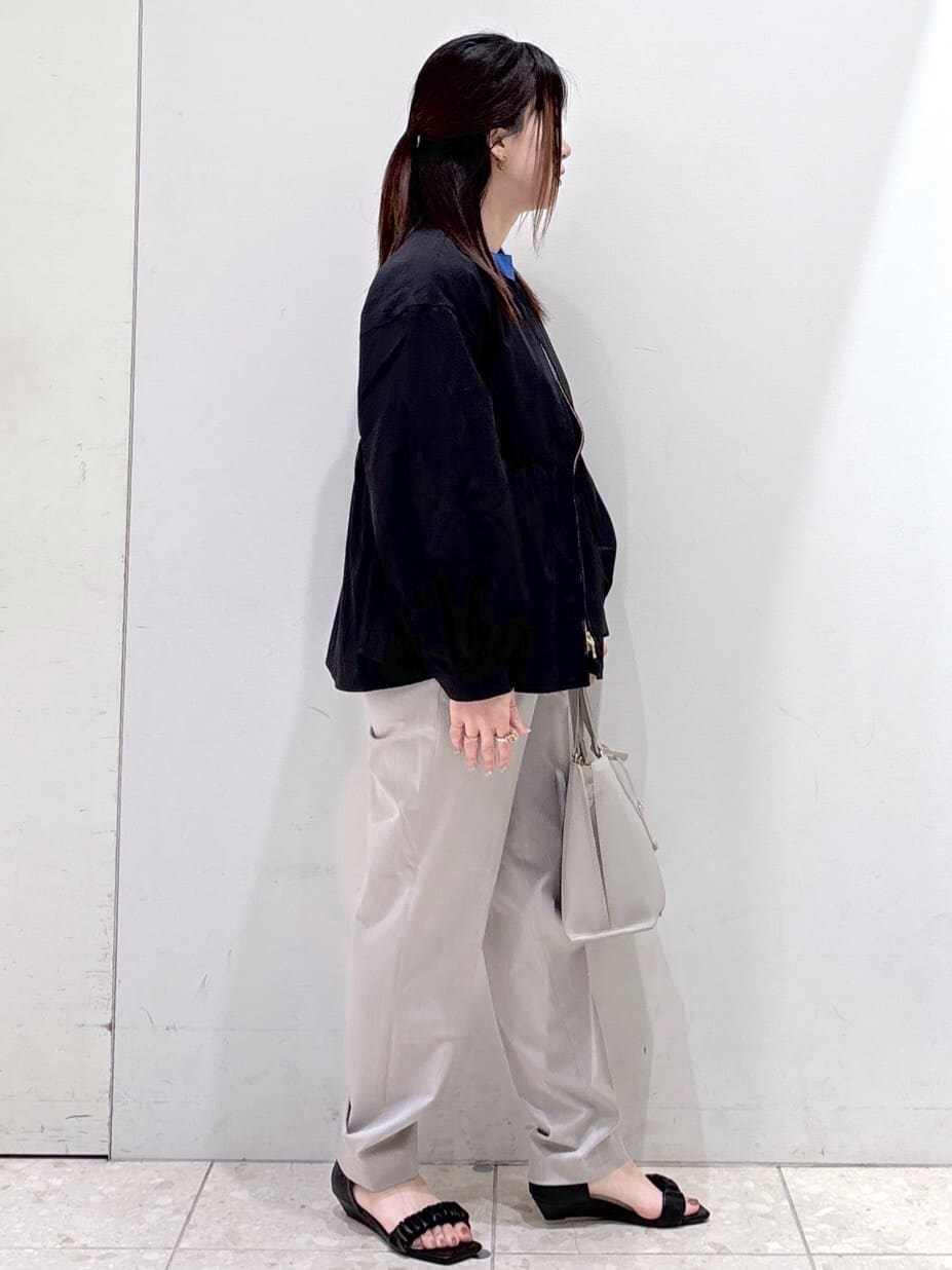 ブラック系のノーカラージャケット、ブルー系のニット/セーター、グレー系のその他パンツを着用したレディースの春コーディネートの2枚目の写真