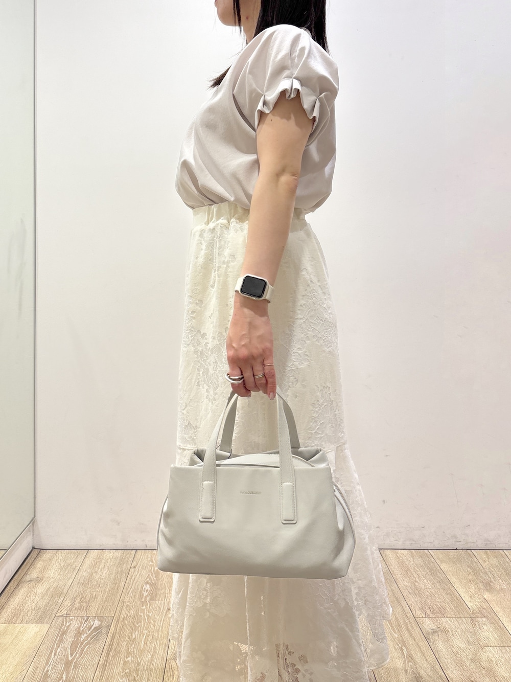 ベージュ系のシャツ/ブラウス、ホワイト系のスカート、グレー系のボストンバッグを着用したレディースの夏コーディネートの7枚目の写真