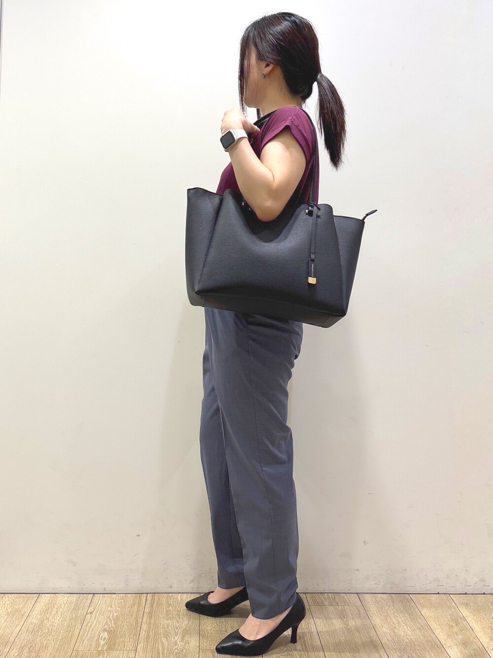 レッド系のTシャツ/カットソー、グレー系のその他パンツ、ブラック系のトートバッグを着用したレディースの夏コーディネートの7枚目の写真