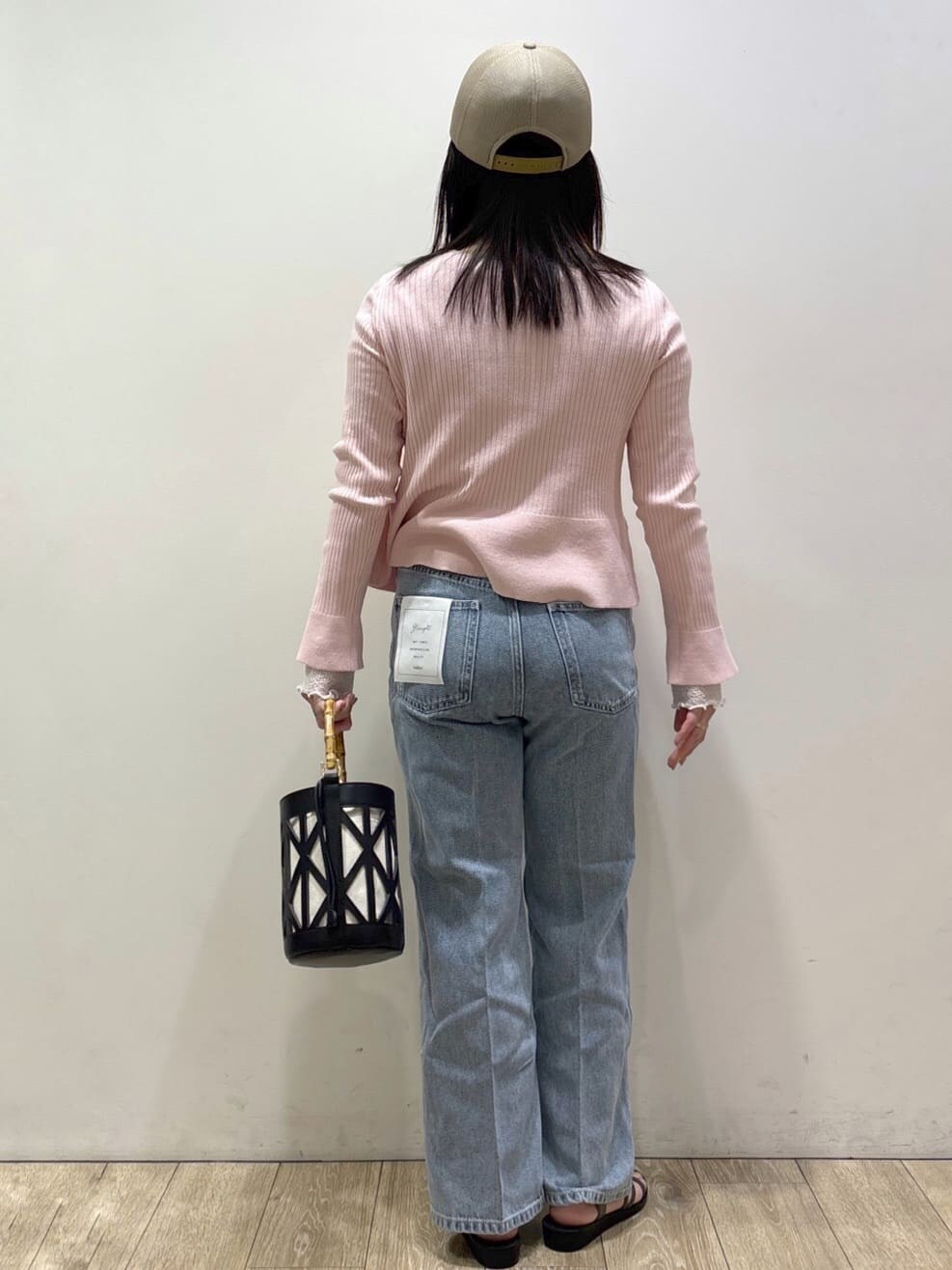 ブルー系のその他パンツ、グレー系のテーラードジャケット、ホワイト系のTシャツ/カットソーを着用したレディースの春コーディネートの3枚目の写真