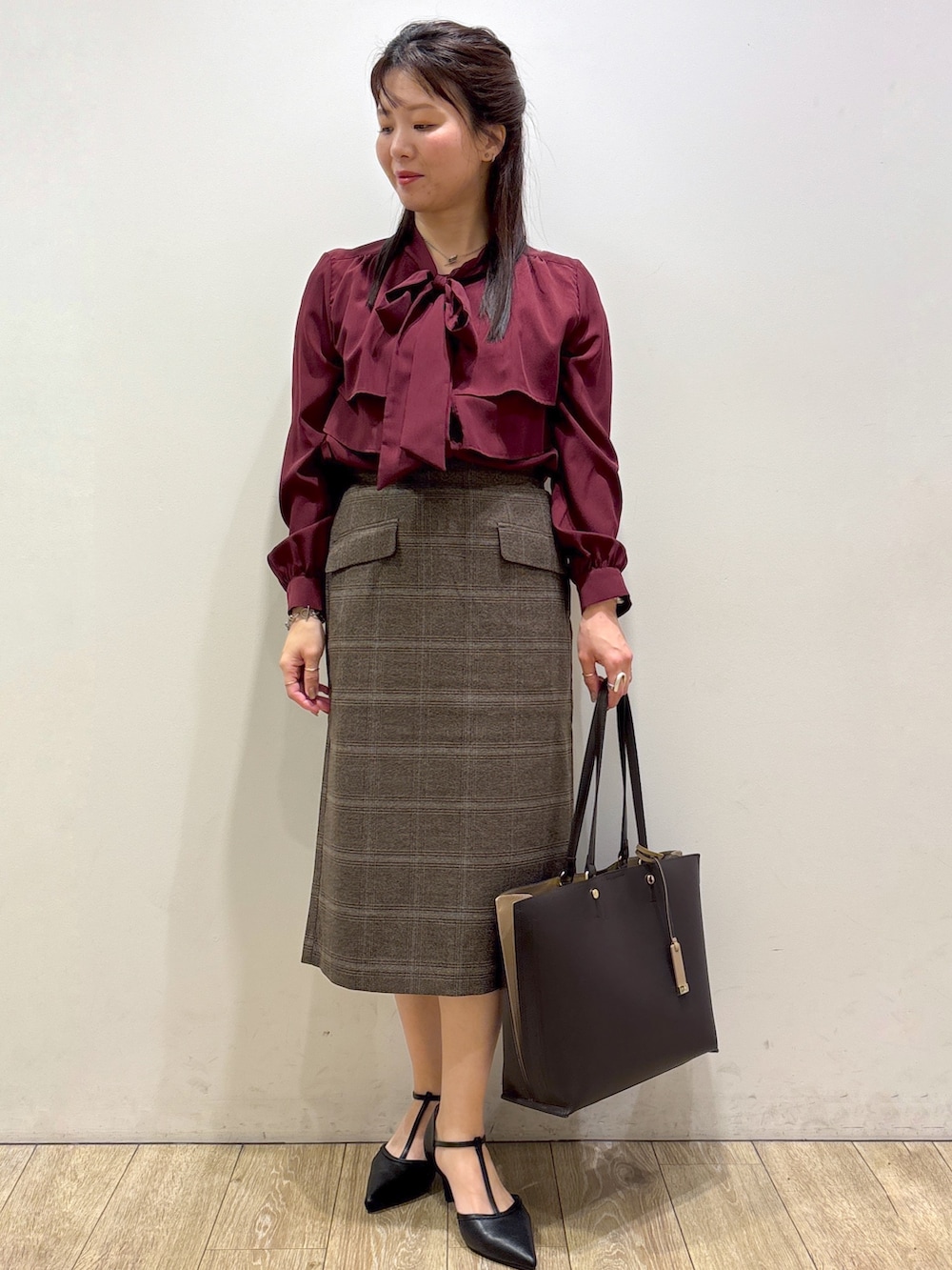 ベージュ系のカーディガン/ボレロ、レッド系のシャツ/ブラウス、ブラウン系のスカートを着用したレディースの秋コーディネートの7枚目の写真