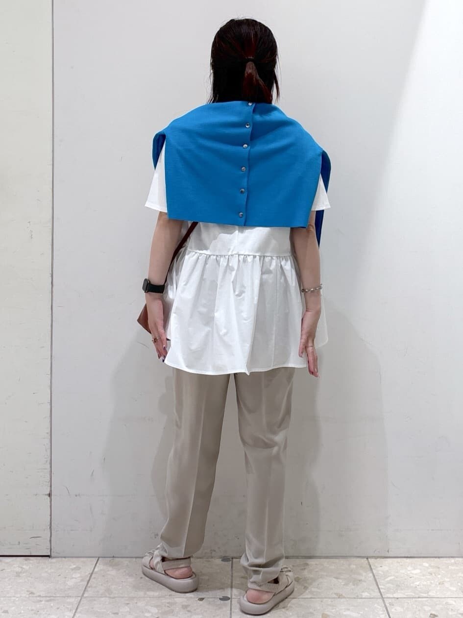 ホワイト系のTシャツ/カットソー、ブルー系のカーディガン/ボレロ、ベージュ系のその他パンツを着用したレディースの春コーディネートの3枚目の写真