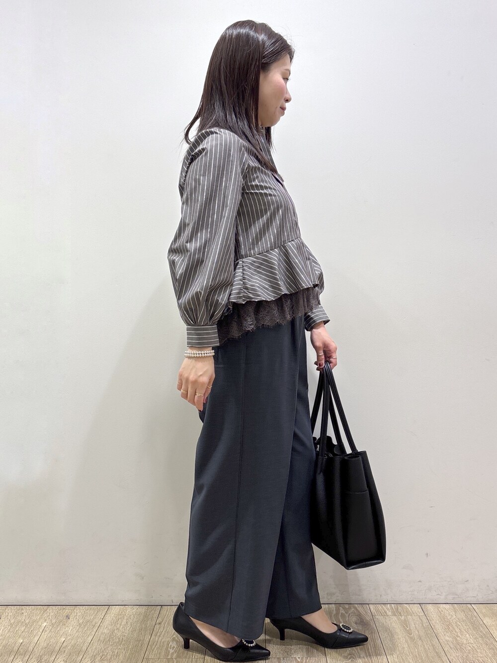 ブルー系のその他パンツ、ブラック系のトートバッグ、ブラック系のパンプスを着用したレディースの夏コーディネートの2枚目の写真