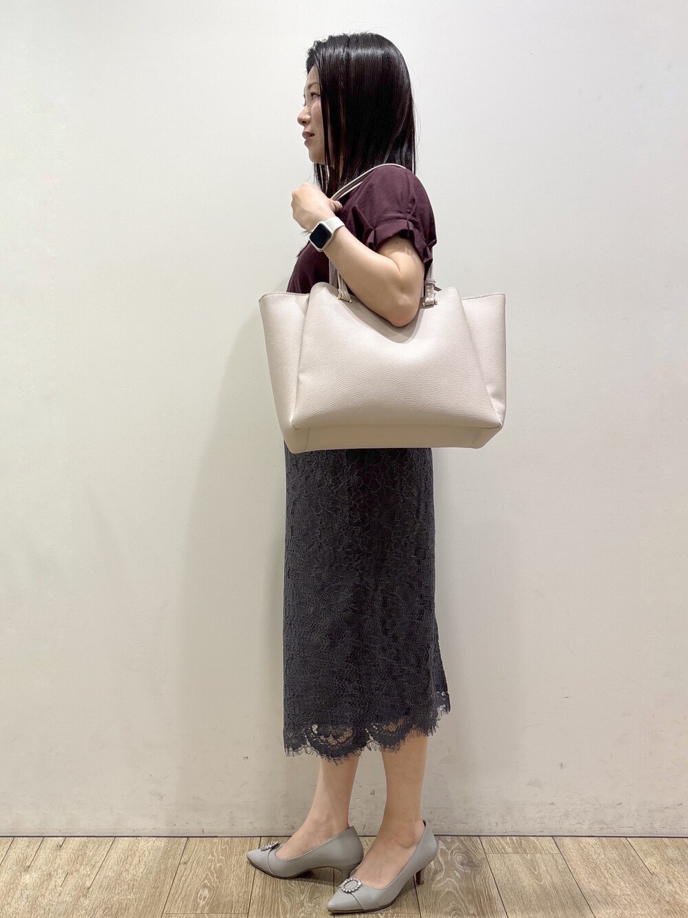 レッド系のシャツ/ブラウス、グレー系のスカート、グレー系のトートバッグを着用したレディースの夏コーディネートの4枚目の写真