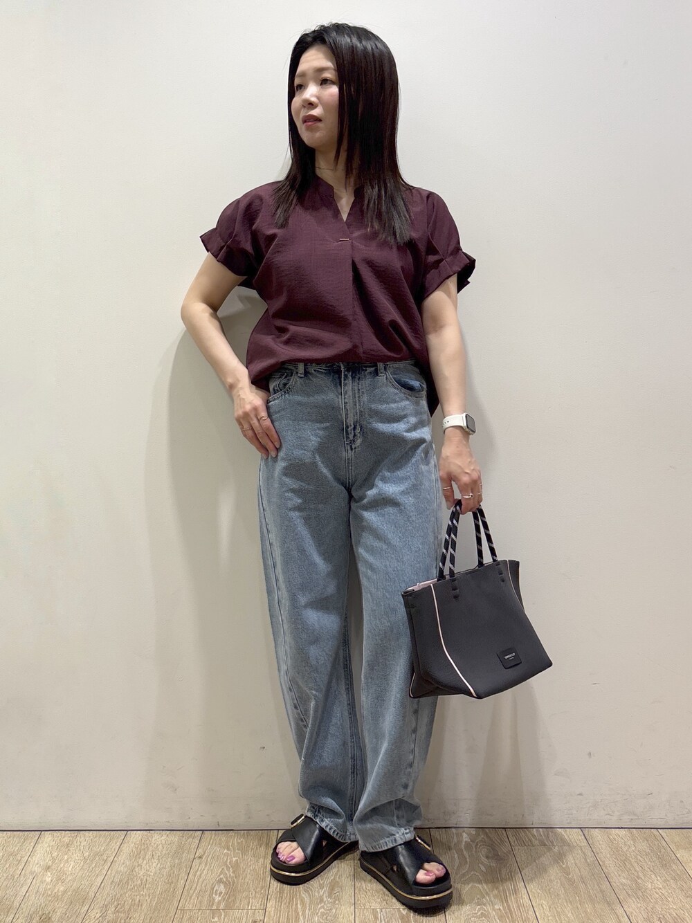 レッド系のシャツ/ブラウス、ブルー系のデニムパンツ、グレー系のトートバッグを着用したレディースの夏コーディネートの4枚目の写真