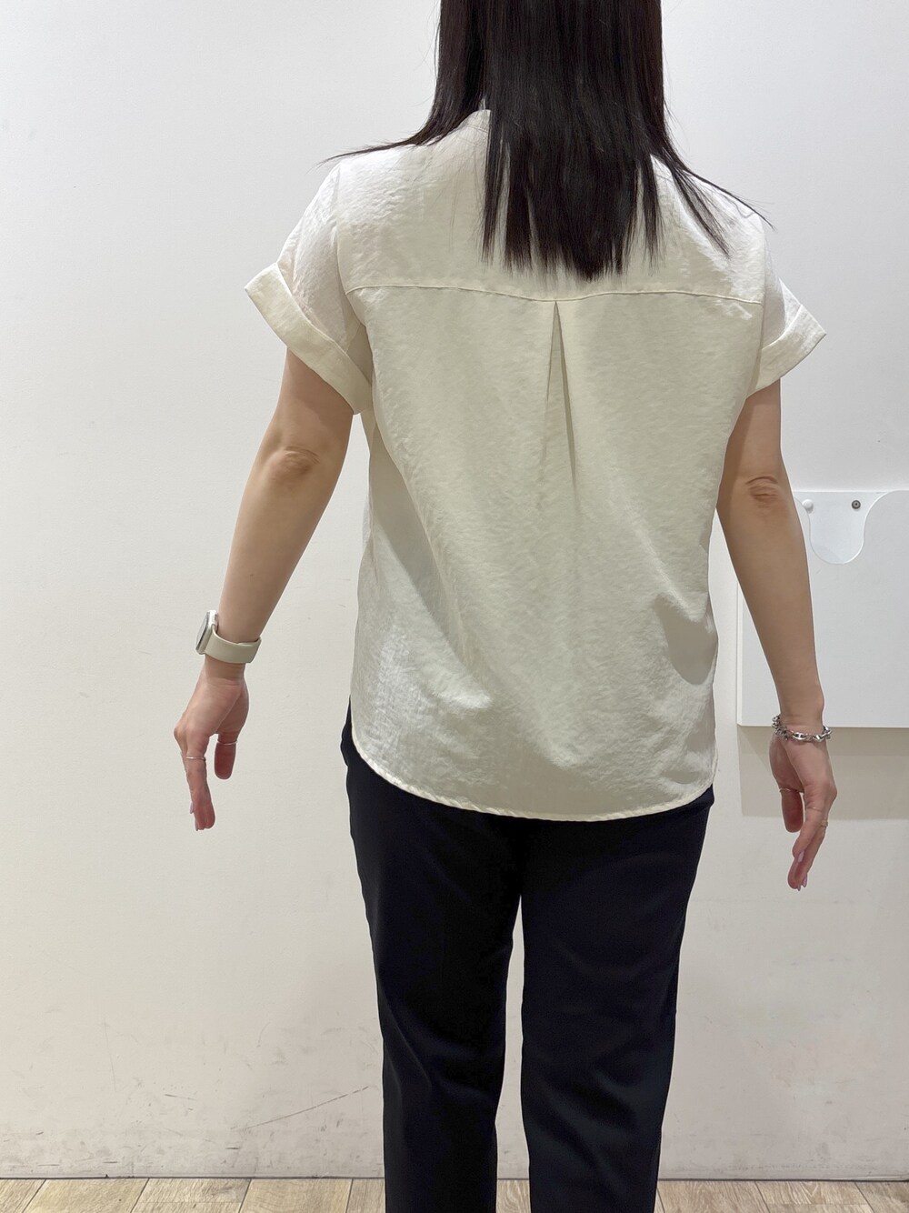 ホワイト系のシャツ/ブラウス、ブルー系のその他パンツ、ホワイト系のトートバッグを着用したレディースの夏コーディネートの9枚目の写真