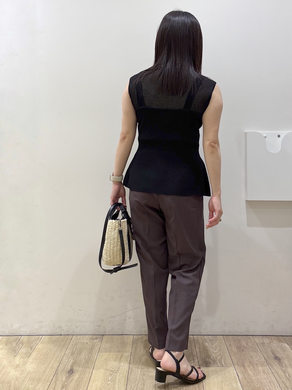 ブラウン系のその他パンツ、ブラック系のトートバッグ、ブラック系のサンダルを着用したレディースの夏コーディネートの3枚目の写真