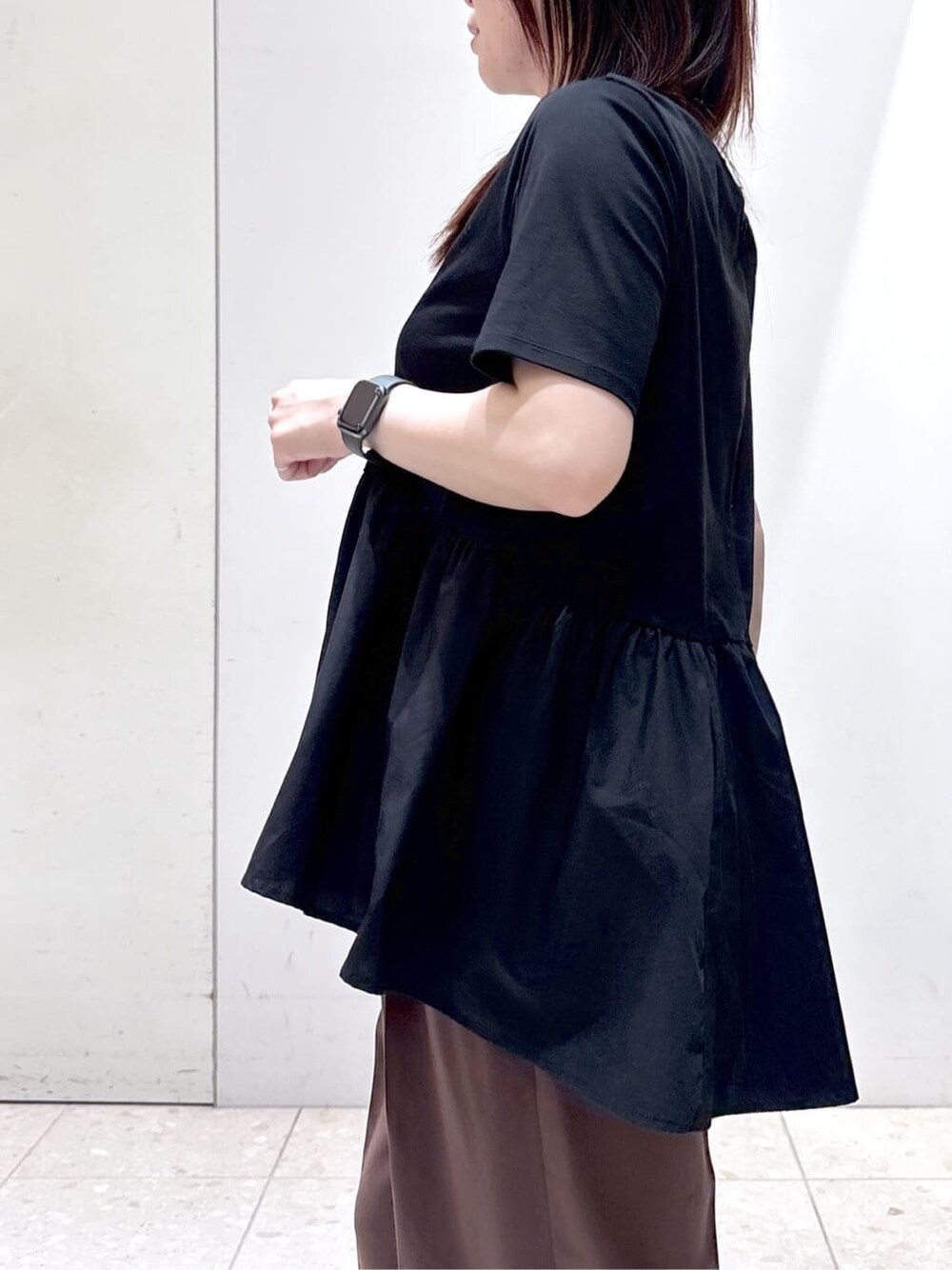 ブラック系のTシャツ/カットソー、ブラウン系のその他パンツ、ブラウン系のトートバッグを着用したレディースの夏コーディネートの7枚目の写真