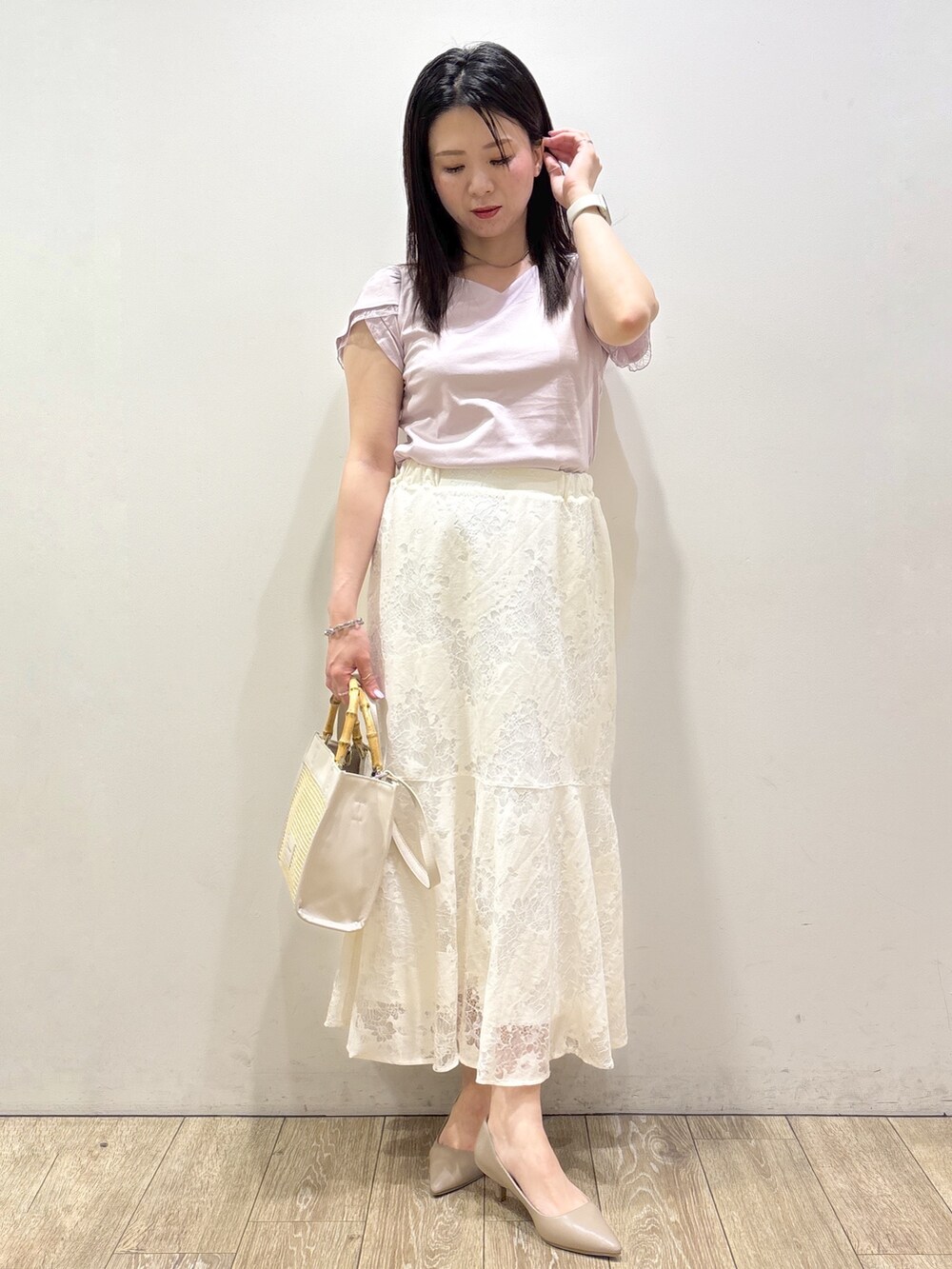 ピンク系のTシャツ/カットソー、ホワイト系のスカート、ホワイト系のトートバッグを着用したレディースの夏コーディネートの5枚目の写真